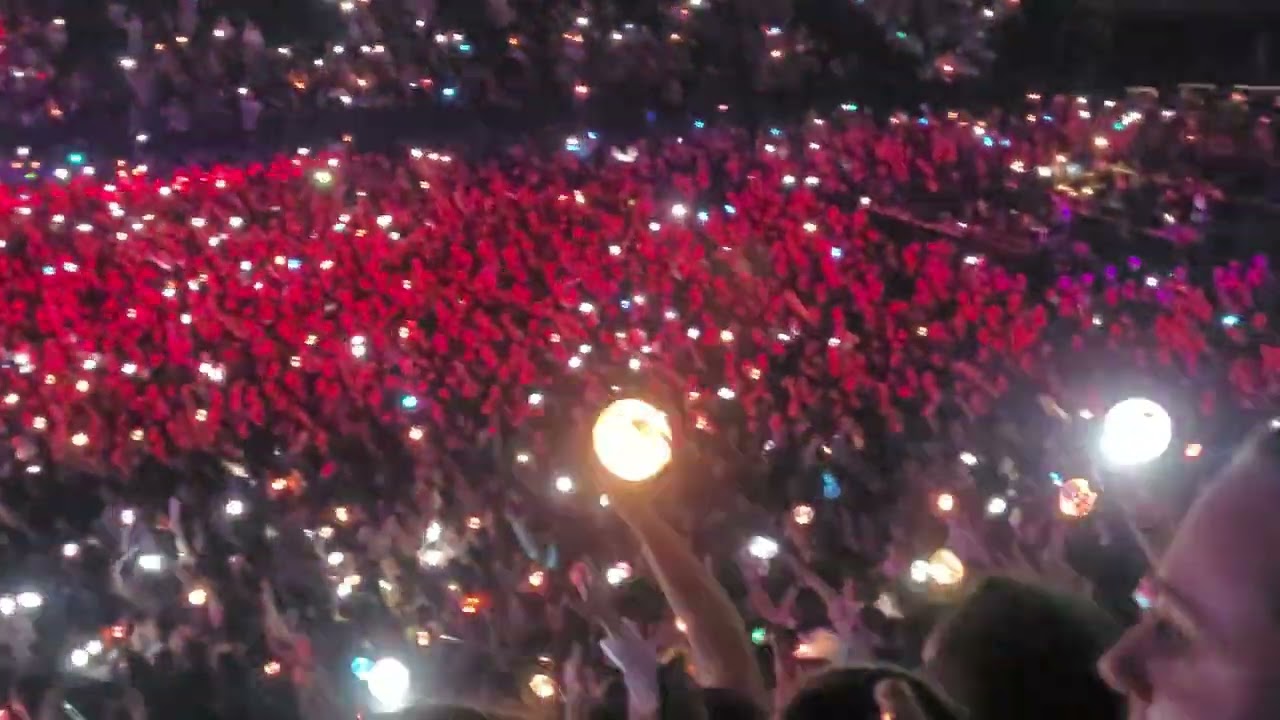 Ateez - Good lil boy + The Leaders + To the Beat + Thanxx - THE FELLOWSHIP in PARIS - 040522