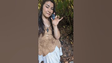 She breaks obsidian with traditional kit to make arrowheads #flintknapping #outdoorskills #bushcraft
