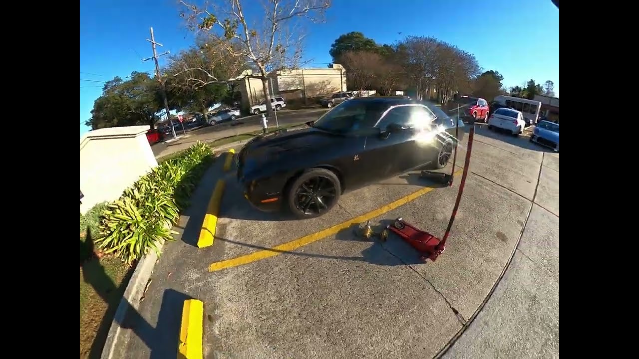 Выездная замена шин на Dodge Challenger