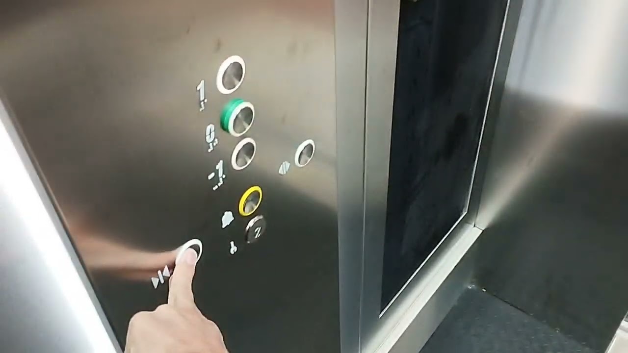 Το ασανσέρ του μετρό, στον σταθμό Πειραιάς