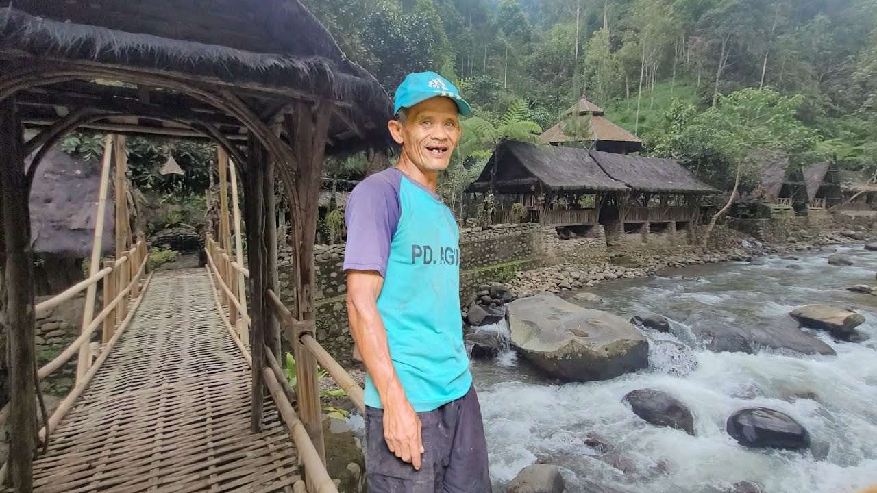 Tinggal Di Pinggir Sungai Yang Deras, Seorang Seniman Ini Membangun Tempat Unik Seperti Jaman Dulu