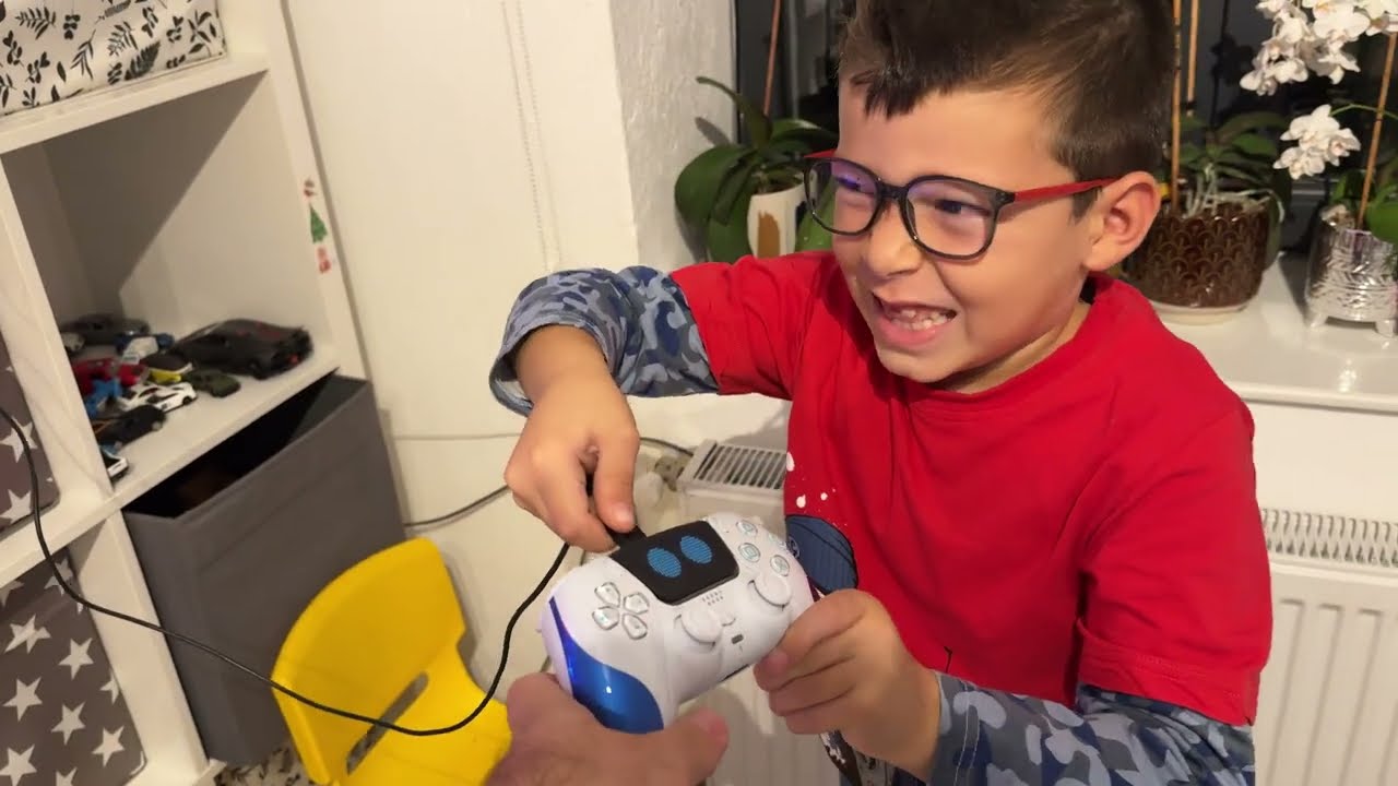 Arda Playstation 5 Dual Sense Astro Bot Controller kutu acilisi yapiyor..