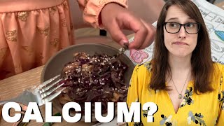 Should We Be Concerned? (What a Vegan Kid Ate in a Day)
A patron recommended I check out My Kid is VEGAN | Heres what we eat in a day! by SweetPotatoSoul.
*Subscribe*
https://www.youtube.com/unnaturalvegan?sub_confirmation=1
*References*
SweetPotatoSouls video
https://www.youtube.com/watch?v=cC3Bqmx7Up8
School lunch
https://www.mentalfloss.com/article/87238/what-school-lunch-looked-each-decade-past-century
https://digital.library.unt.edu/ark:/67531/metadc9174/m1/4/
https://www.fns.usda.gov/cn/school-nutrition-standards-updates
Inflammation
https://www.health.harvard.edu/blog/why-all-the-buzz-about-inflammation-and-just-how-bad-is-it-202203162705
https://www.nytimes.com/2024/09/16/opinion/inflammation-theory-of-disease.html
Calcium
https://veganhealth.org/calcium-part-2/#essential-information
B12
https://veganhealth.org/vitamin-b12/
*Support the Channel*
Patreon: https://www.patreon.com/unnaturalvegan
YT Members: https://www.youtube.com/@UnnaturalVegan/membership
Amazon Store: https://www.amazon.com/shop/unnaturalvegan
Shirts: https://teespring.com/stores/unnatural-vegan
*Socials*
TikTok: https://www.tiktok.com/@unnatural.vegan
Instagram: https://instagram.com/unnaturalvegan
Twitter: http://twitter.com/unnaturalvegan
*Support an Effective Animal Charity*
https://animalcharityevaluators.org/ Should We Be Concerned? (What a Vegan Kid Ate in a Day)