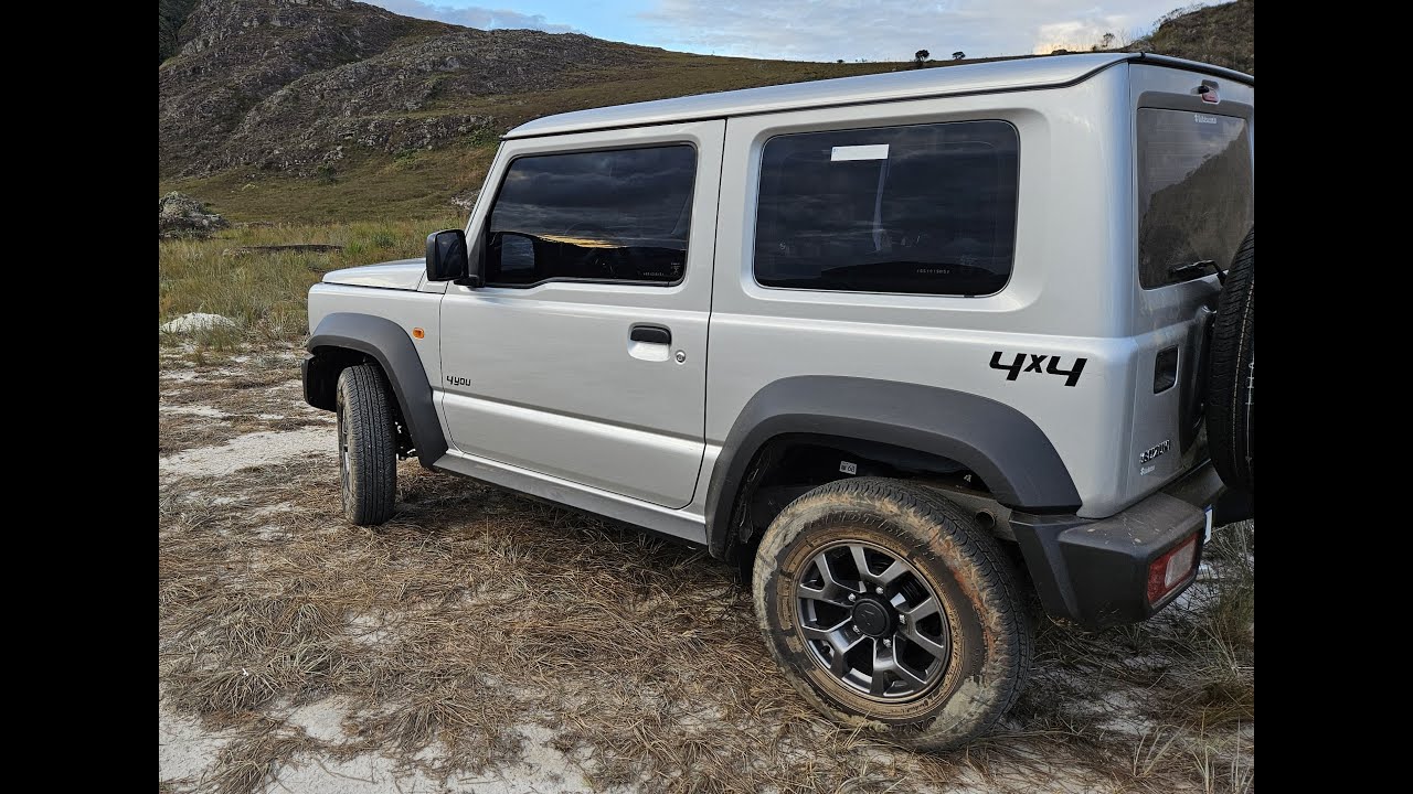 Suzuki Jimny Sierra - detalhes, visão por baixo e rodovia