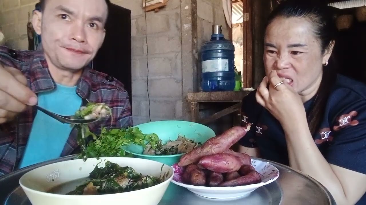 มาเด้อพี่น้องกินข้าวเช้านำกันครับได้อ่อมไก่บ้านใส่ผักจากสวนอาหารบ้านเราครับผม