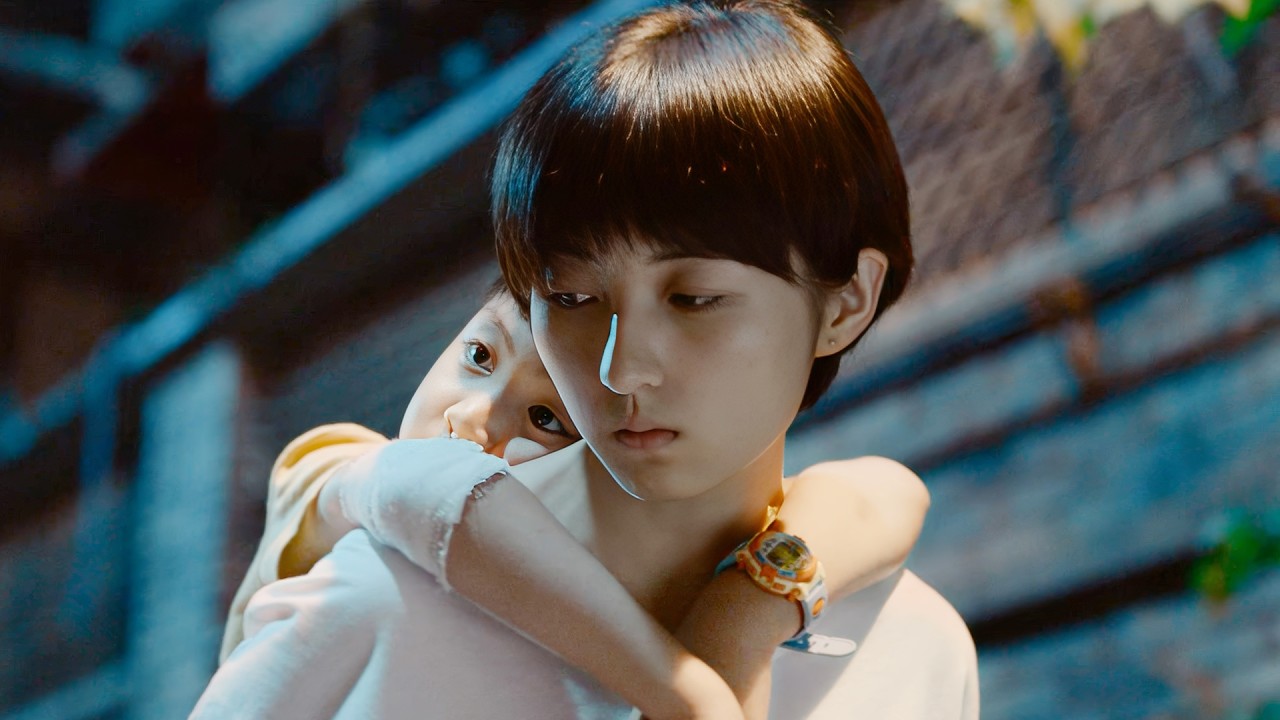 父母重男輕女，意外去世後，姐姐把弟弟送給別人收養！國產催淚電影