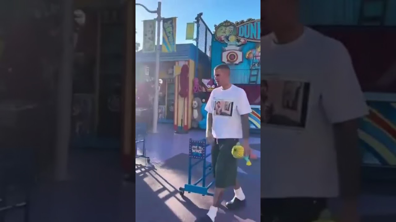👀 Justin Bieber fue visto en Universal Studios Hollywood con una remera de “With You” 🥺