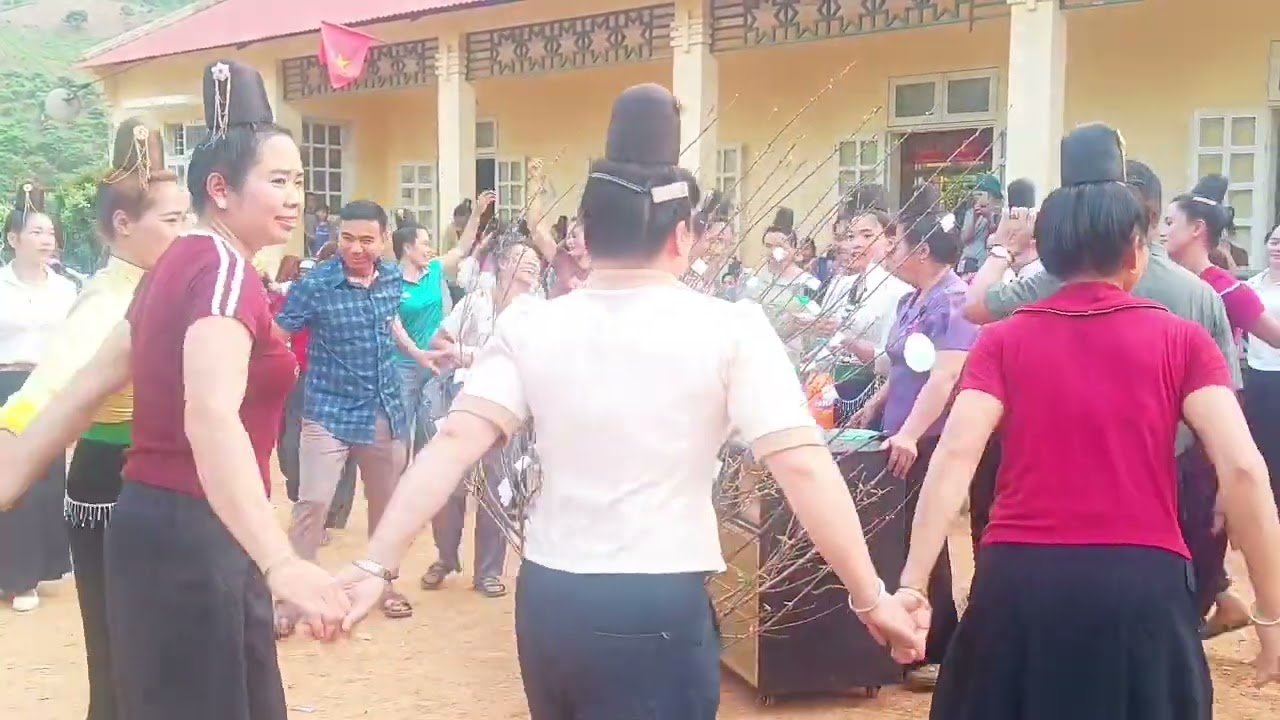 Mộng tám tháng Ba muôn hênh lo tỏn le nơ 