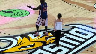 Harlem Globetrotters stealing a womans purse