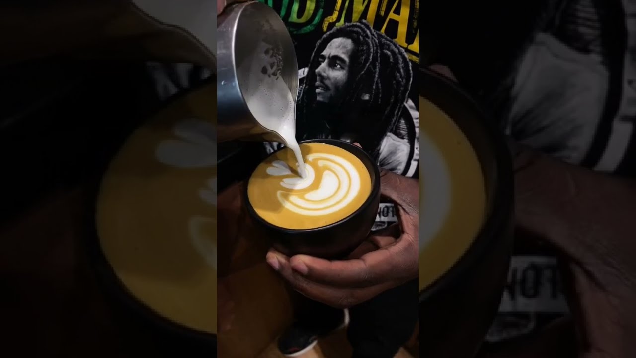 Déjame mostrarte cómo hacer el mejor Tulip Latte Art #Shorts #Coffee #Latteart #Barista #Baristatraining