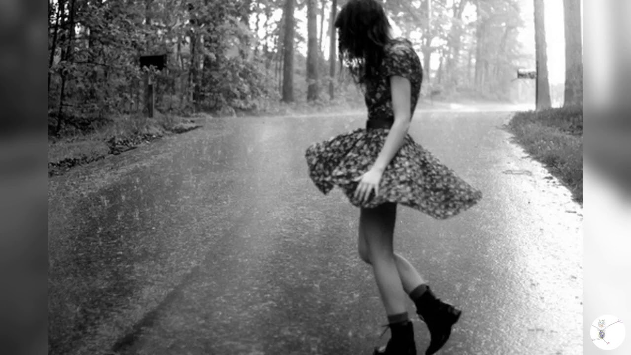 She s in the rain. Женщина убегает черно белая. Девушка Бегущая в пальто под дождём. Девочка бежит по асфальту. Женщина бежит черно белое фото.