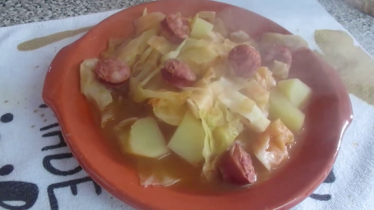 Repolho guizado com batata e chouriço