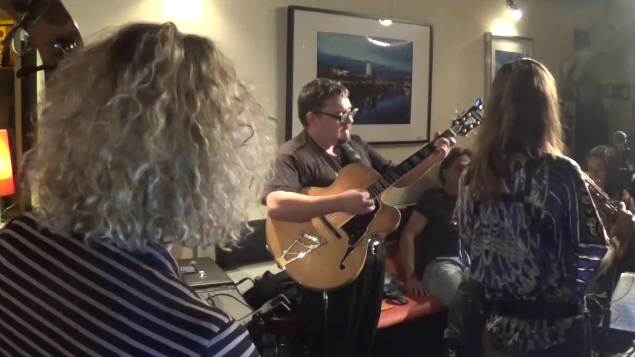 在 YouTube 上觀看「Muriel Grossmann Quartet at Zwe-Natural Time」 在 YouTube 上觀看「Muriel Grossmann Quartet at Zwe-Natural Time」