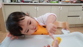 [SUB] A Korean baby trying corn for the first time in her life.🌽