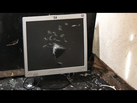 Smashing a HP L1706 17" LCD Monitor