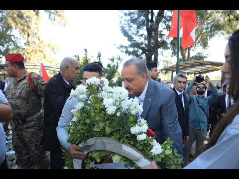 في ذكرى الاستقلال وضع أكاليل من الزهر على أضرحة رجالات الاستقلال