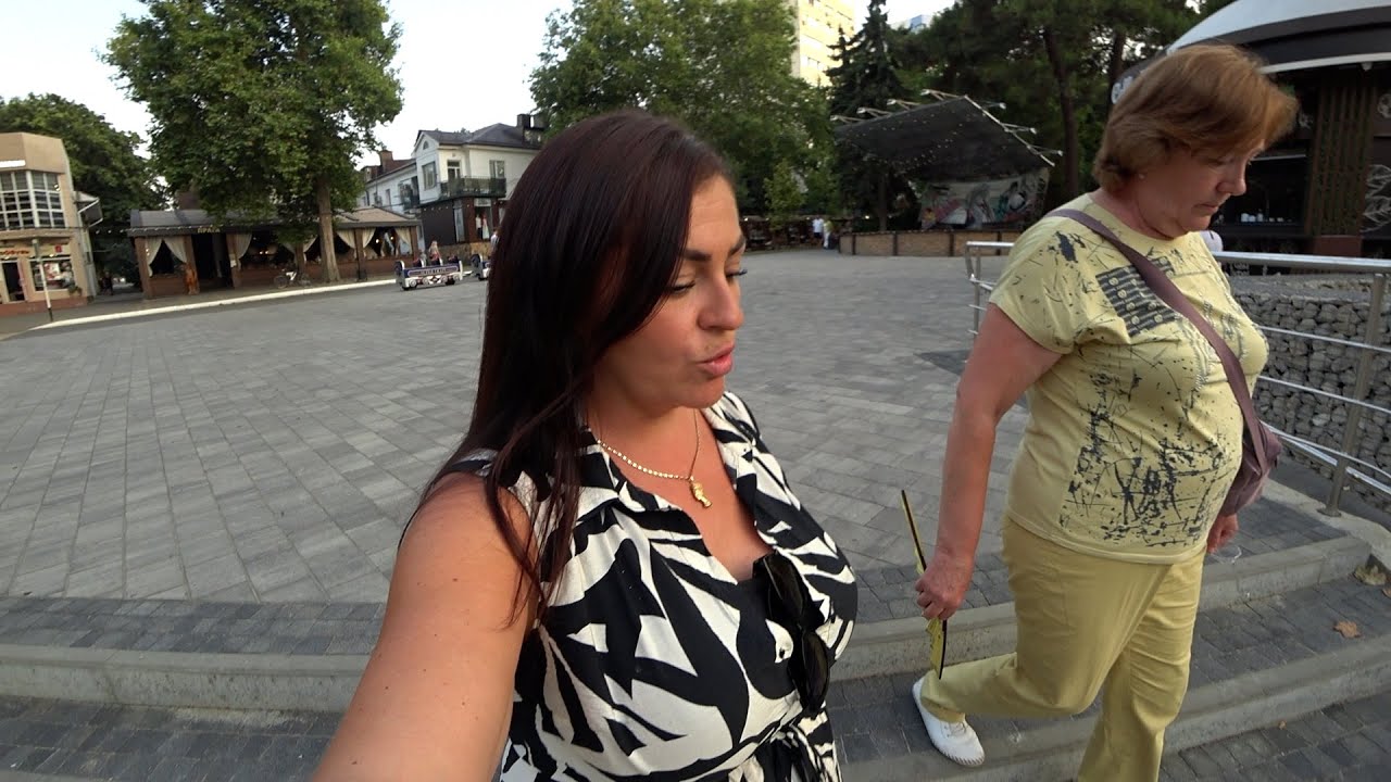 Собираю помидоры у Оли, Поехали с мамой в Анапу на концерт Михайлова. Готовлю обед. Андрей Уехал