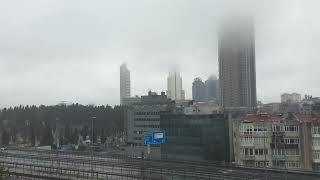 “Beton, sis, yağmur… İstanbul yine ayrı bir vibe 💔🌧️”