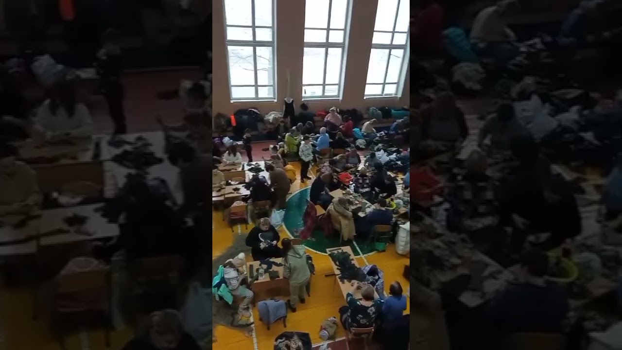 Дети помогают вязать маскировочные сетки. Children help to knit camouflage nets for UA Army 2022