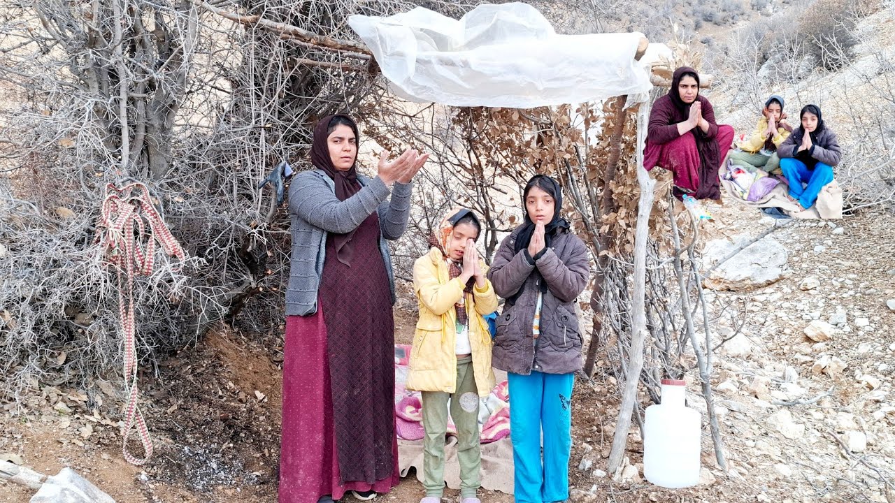 Moonlight in the mountains; building a hut in the shelter of trees, a different experience of life