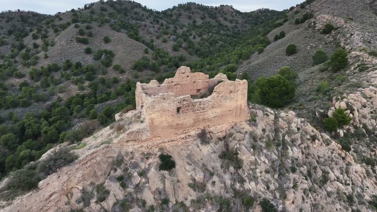 Wanderung zur Burgruine Chuecos