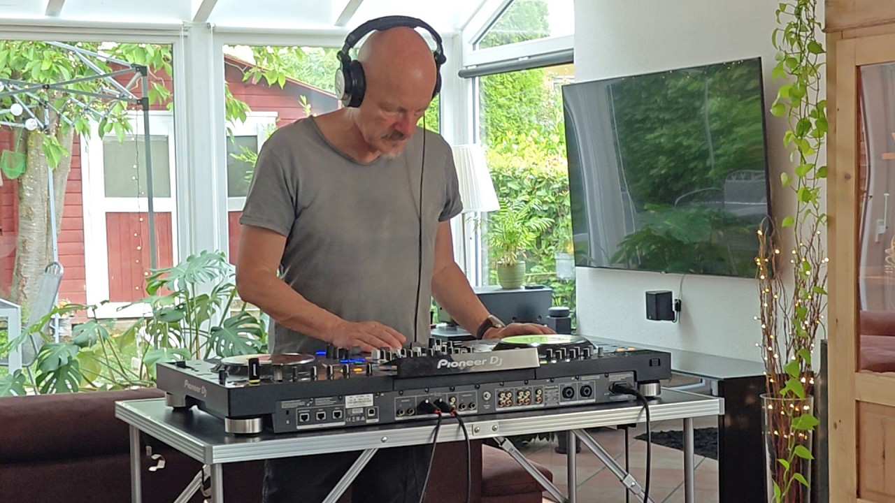 Old School Hypnotic Techno –  I playing a set in the style of my early DJ days.