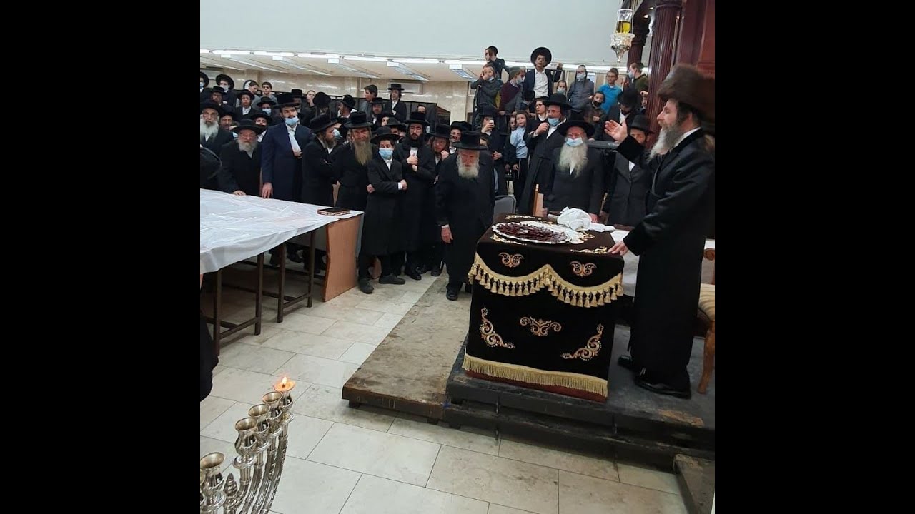 האדמו"ר מאונגוואר בהדלקת נרות חנוכה
