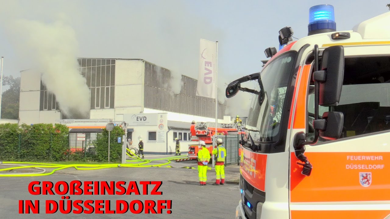 [GROßEINSATZ DER FEUERWEHR DÜSSELDORF] - Altpapier brannte in Halle mit massiver Rauchentwicklung -