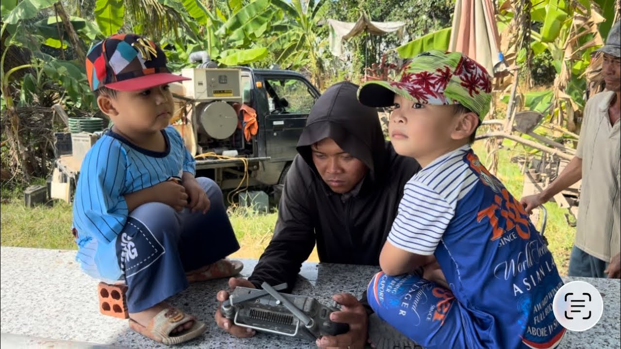 Chuột Chạy Lại Kêu Mẹ Dẫn Đi Coi Máy Bay Xạ Lúa  Như Thế Nào #ngocdieuvlog #chuotcoimaybayxalua