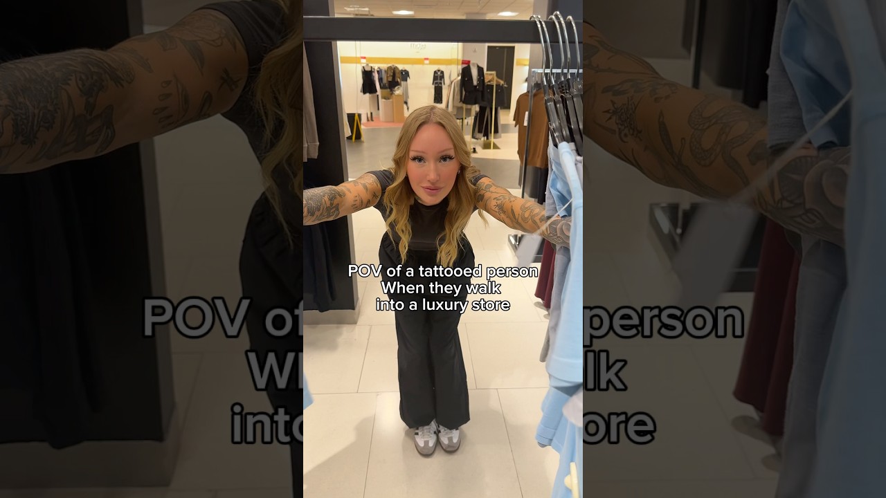 Взгляд человека с татуировками, заходящего в магазин класса люкс 