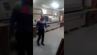 как клеит автоматический кромочный станок