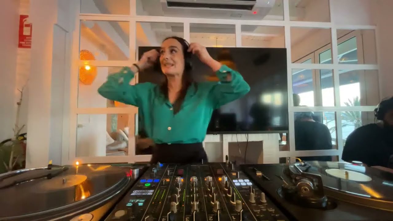 03.22.2025 Alo Lounge Bar Ibiza - 01 Noelia Mendez & dubsea (Vinyl Mix Deep House)