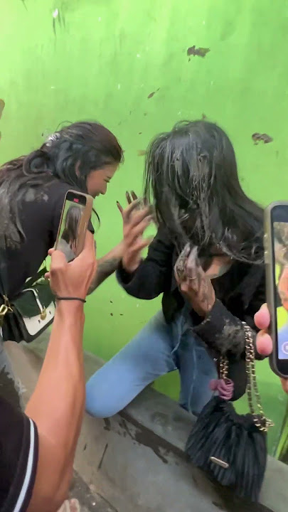 dua gadis cantik menjerit jerit ketika disamperin kuda lumping dan dijailin-seni benjang GBS
