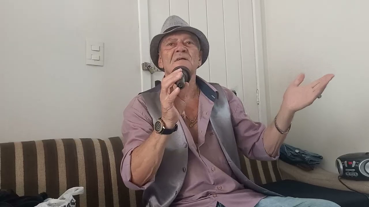 Ela não está aqui - Grizzo cantor (Cabeça branca)