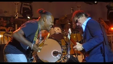 Best guitar duel ever! Joe Bonamassa and Eric Gale...