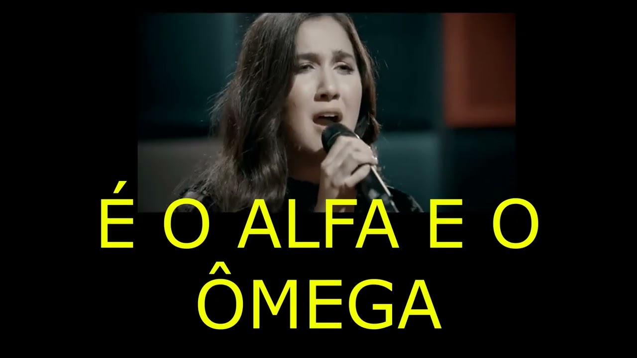 Uma mulher cantando