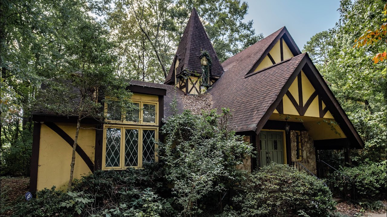 Готический особняк Каролины был заброшен 10 лет назад, внутри осталось ВСЁ