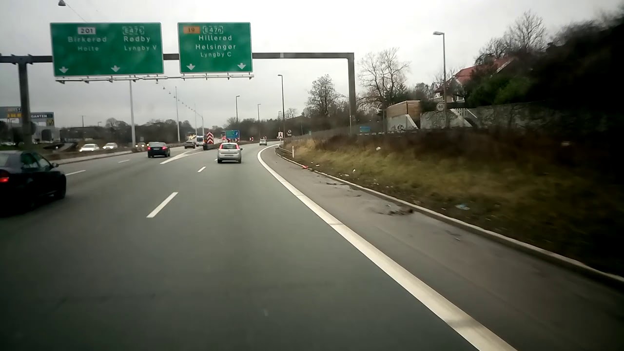 Bil ud på motorvej gennem busslusen i Gentofte