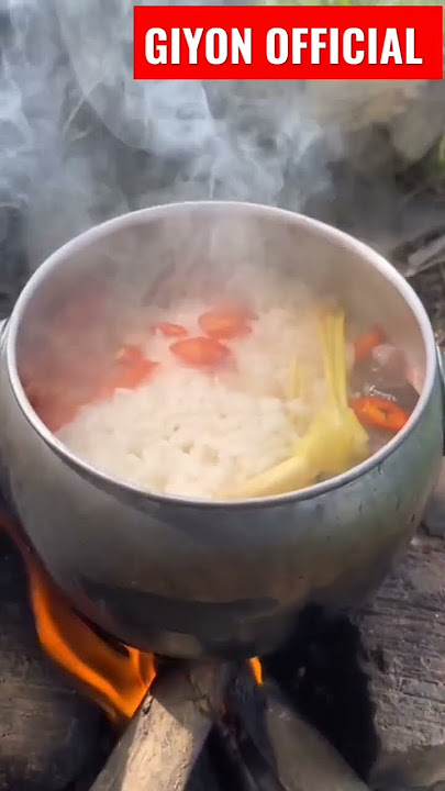 masak nasi liwet di atas tungku pake kayu bakar
