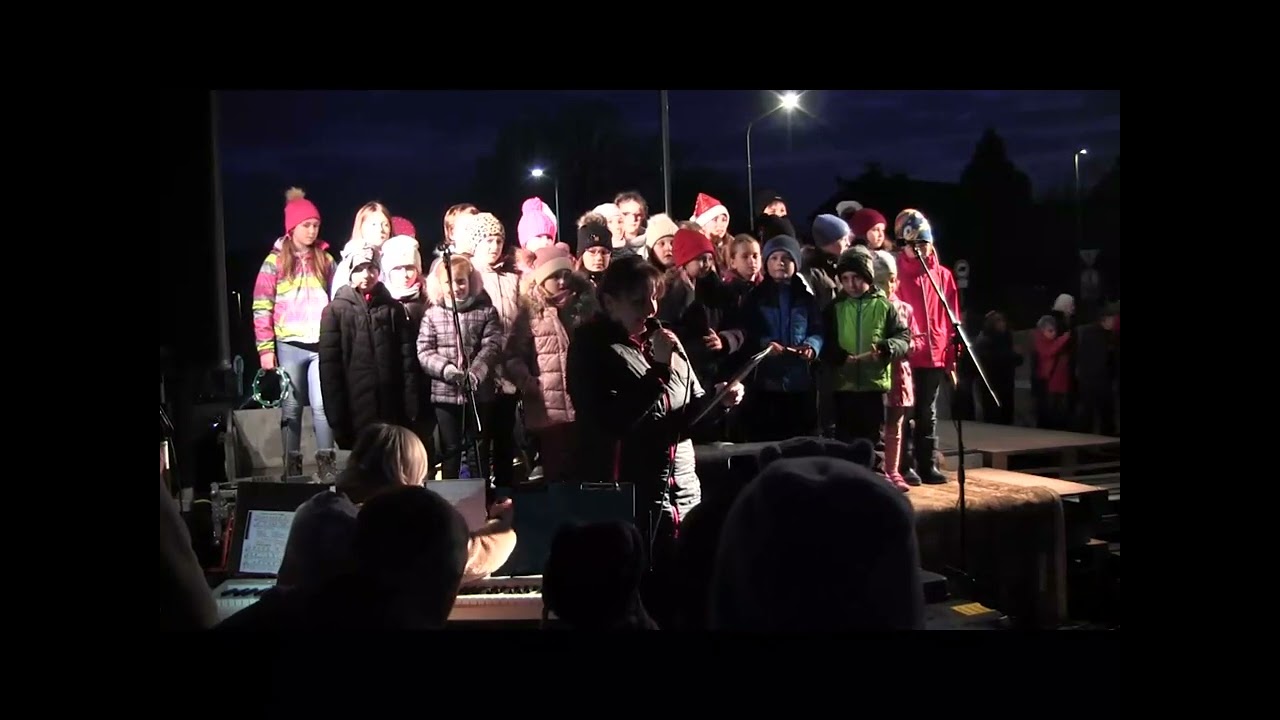 Rozsvícení vánočního stromu v Chrástu 26.11. 2022 - vystoupení pěveckého sboru ZŠ Chrást