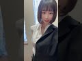 朝の準備をするOL
