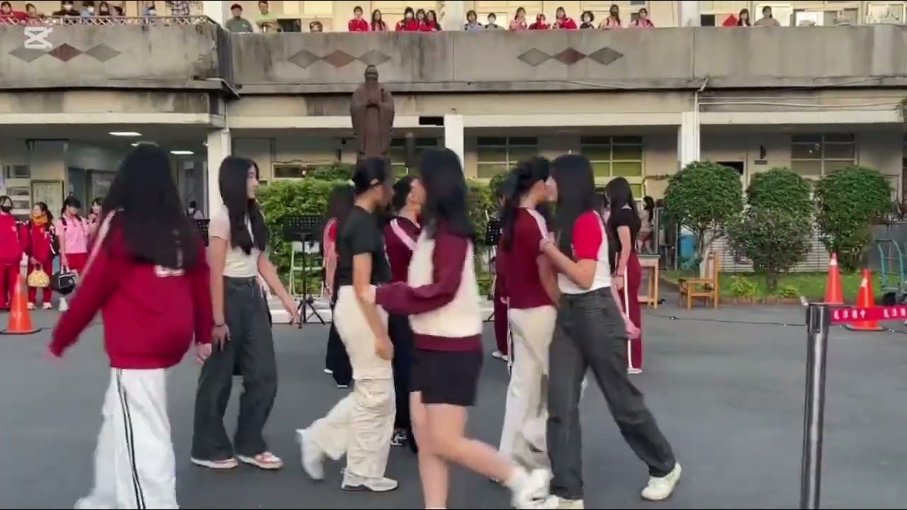 熱舞社聖誕節快閃活動，我是穿開頭左邊帶頭上蝴蝶結的那個女生