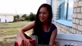 Девушка очень красиво поет песню Солнышко ты мое ясное Девушка очень красиво поет песню Солнышко ты мое ясное