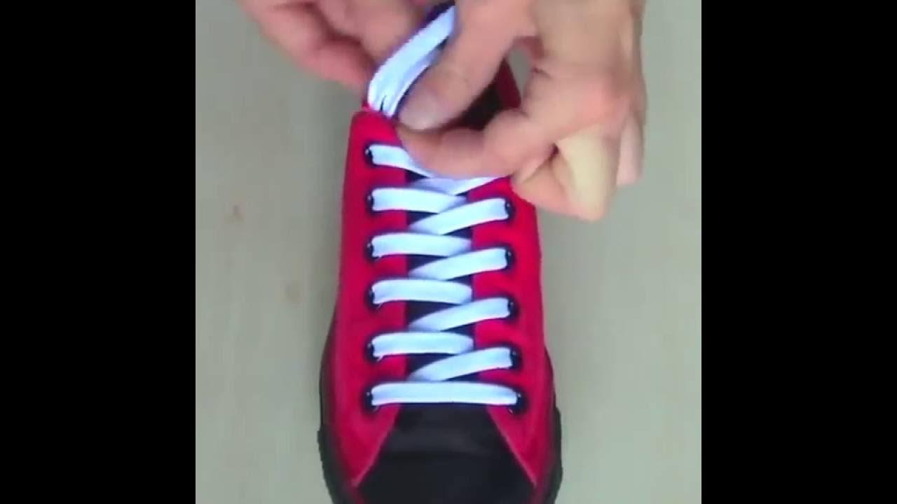 Как завязать шнурки чтобы не было видно. Шнуровка кроссовок найк 720. Шнурки внутрь кроссовок. Вязка шнурков для кроссовок. Концы шнурков завязать красиво на кроссовках.