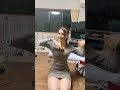 その胸と見えそうな格好はズルいわ。見えてる?【TikTok】