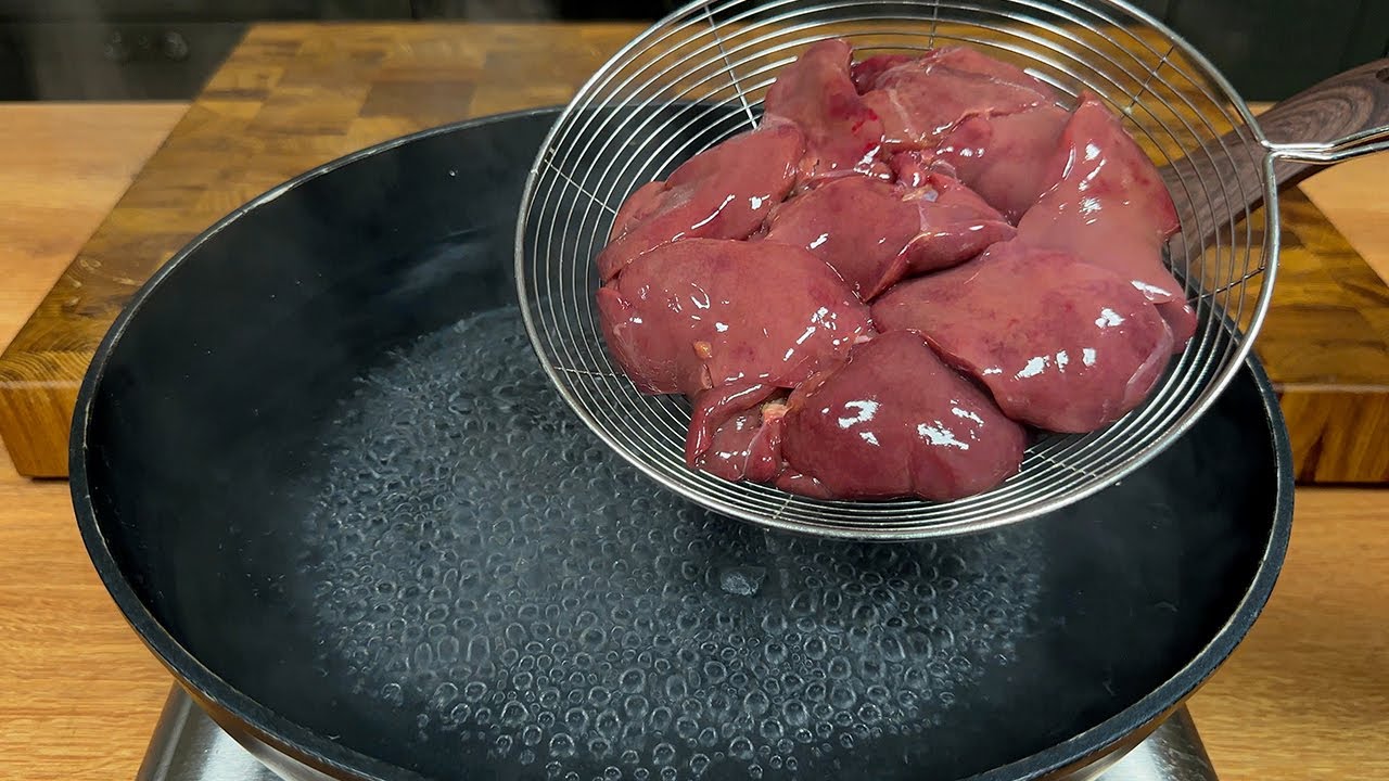 Куриную печень положите в кипящую воду! Ничего вкуснее вы еще не ели! Просто вкусно!