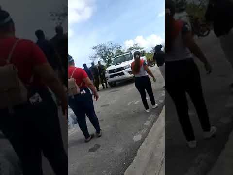 Policía se lleva esposado a  estudiante agredido por profesor en Bávaro