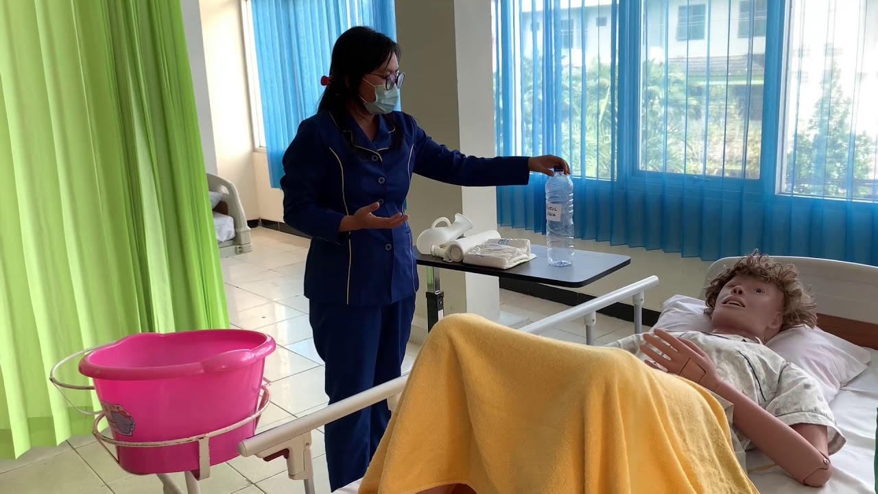 Membantu pasien BAK & BAB