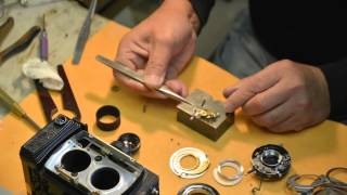 Mark Hama repairs Yashica Mat 124G (timelapse)