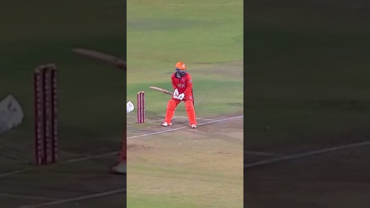 Робин Бист атакует игрока с битой!